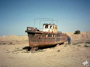 Trockenliegendes Schiff